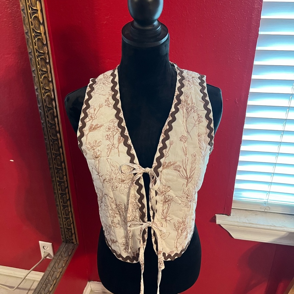 Buckle Cream Vest with Brown Floral Design